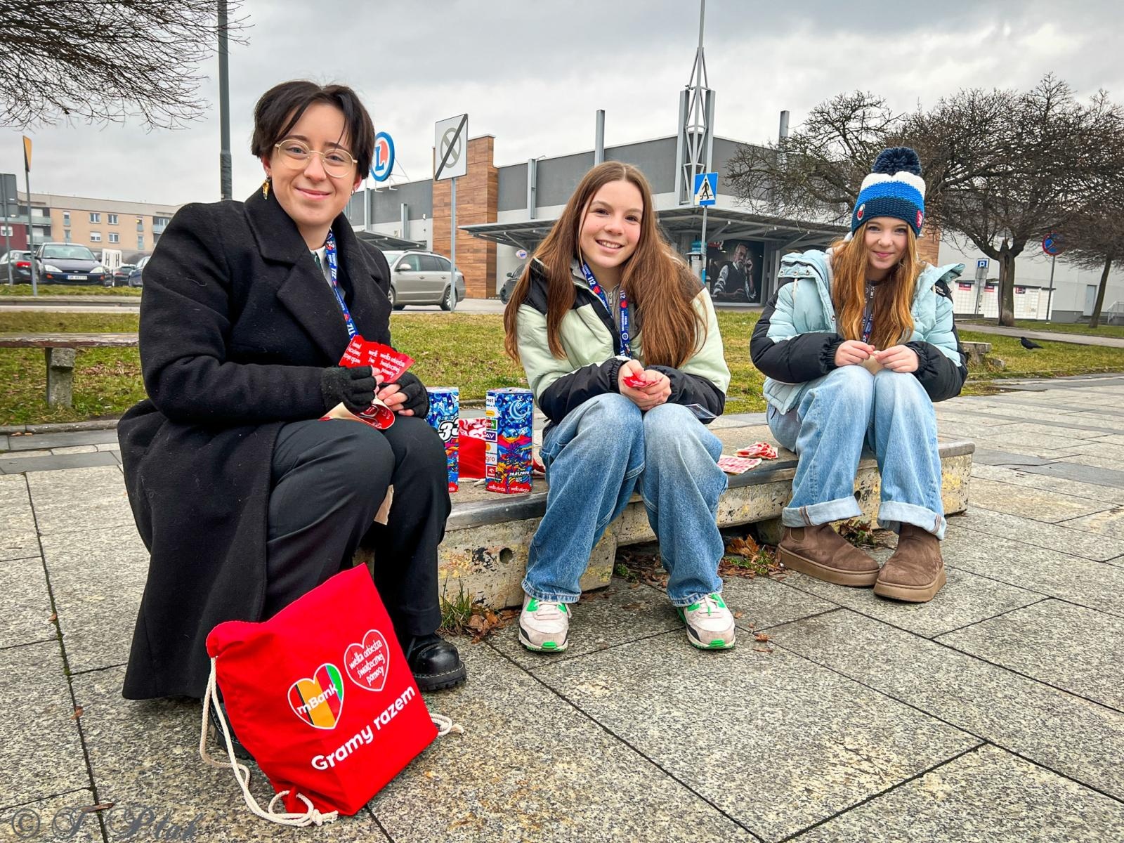 Zdjęcie w galerii na portalu naszraciborz.pl: Ponad stu wolontariuszy kwestuje na ulicach Raciborza wiadomości z regionu