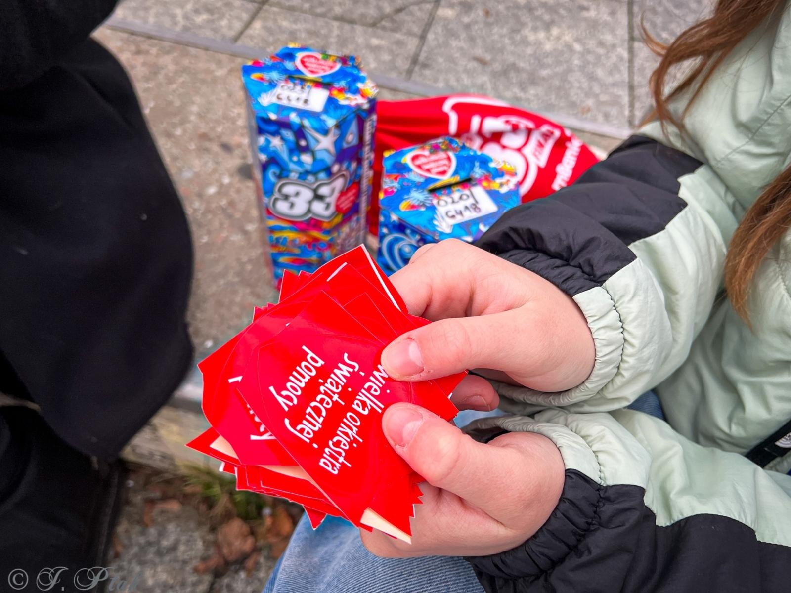 Zdjęcie w galerii na portalu naszraciborz.pl: Ponad stu wolontariuszy kwestuje na ulicach Raciborza wiadomości z regionu