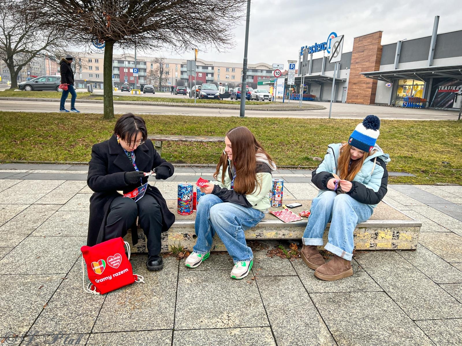 Zdjęcie w galerii na portalu naszraciborz.pl: Ponad stu wolontariuszy kwestuje na ulicach Raciborza wiadomości z regionu