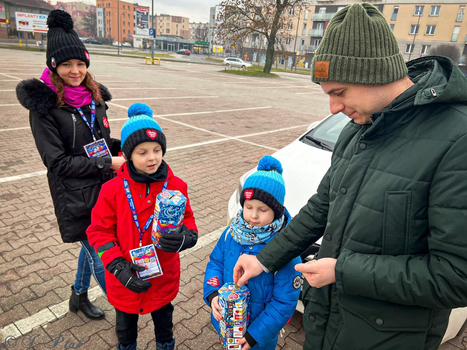 Zdjęcie w galerii na portalu naszraciborz.pl: Ponad stu wolontariuszy kwestuje na ulicach Raciborza wiadomości z regionu