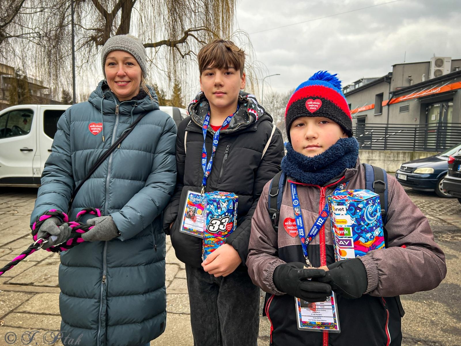 Zdjęcie w galerii na portalu naszraciborz.pl: Ponad stu wolontariuszy kwestuje na ulicach Raciborza wiadomości z regionu