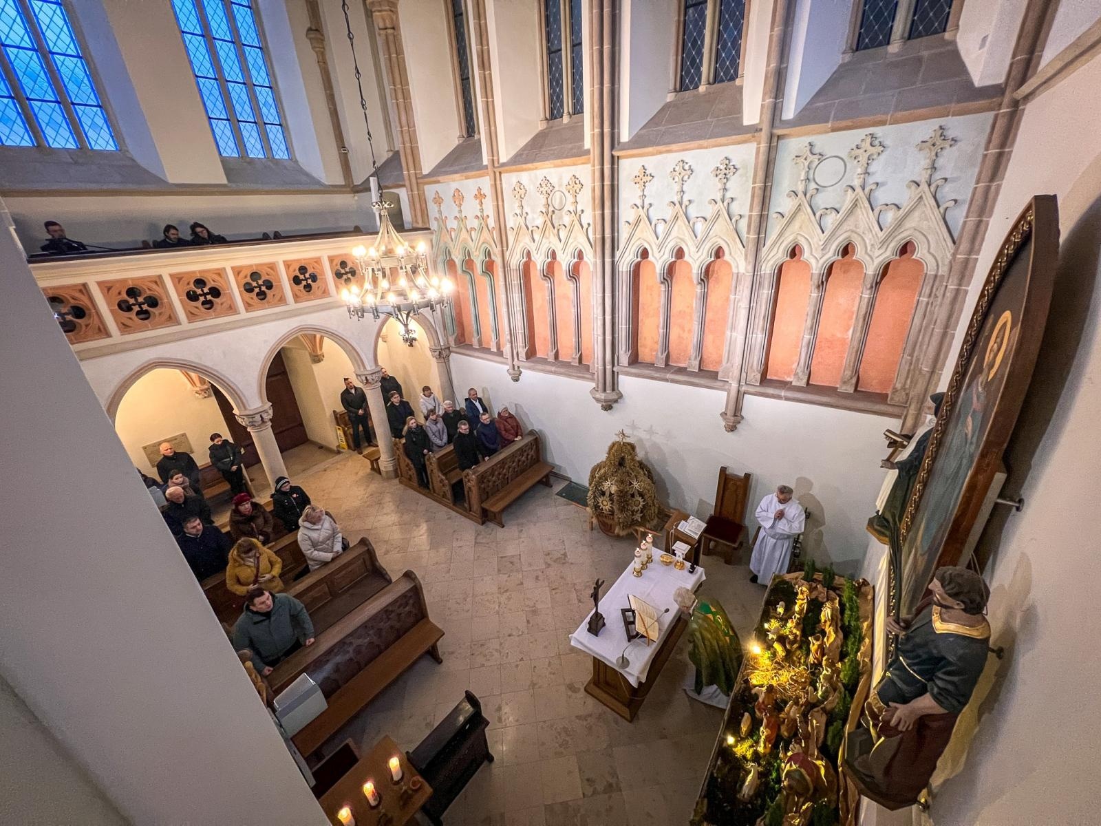Zdjęcie w galerii na portalu naszraciborz.pl: Pierwsza tegoroczna Msza św. w kaplicy zamkowej i prezentacja animacji o jej historii [WIDEO] wiadomości z regionu