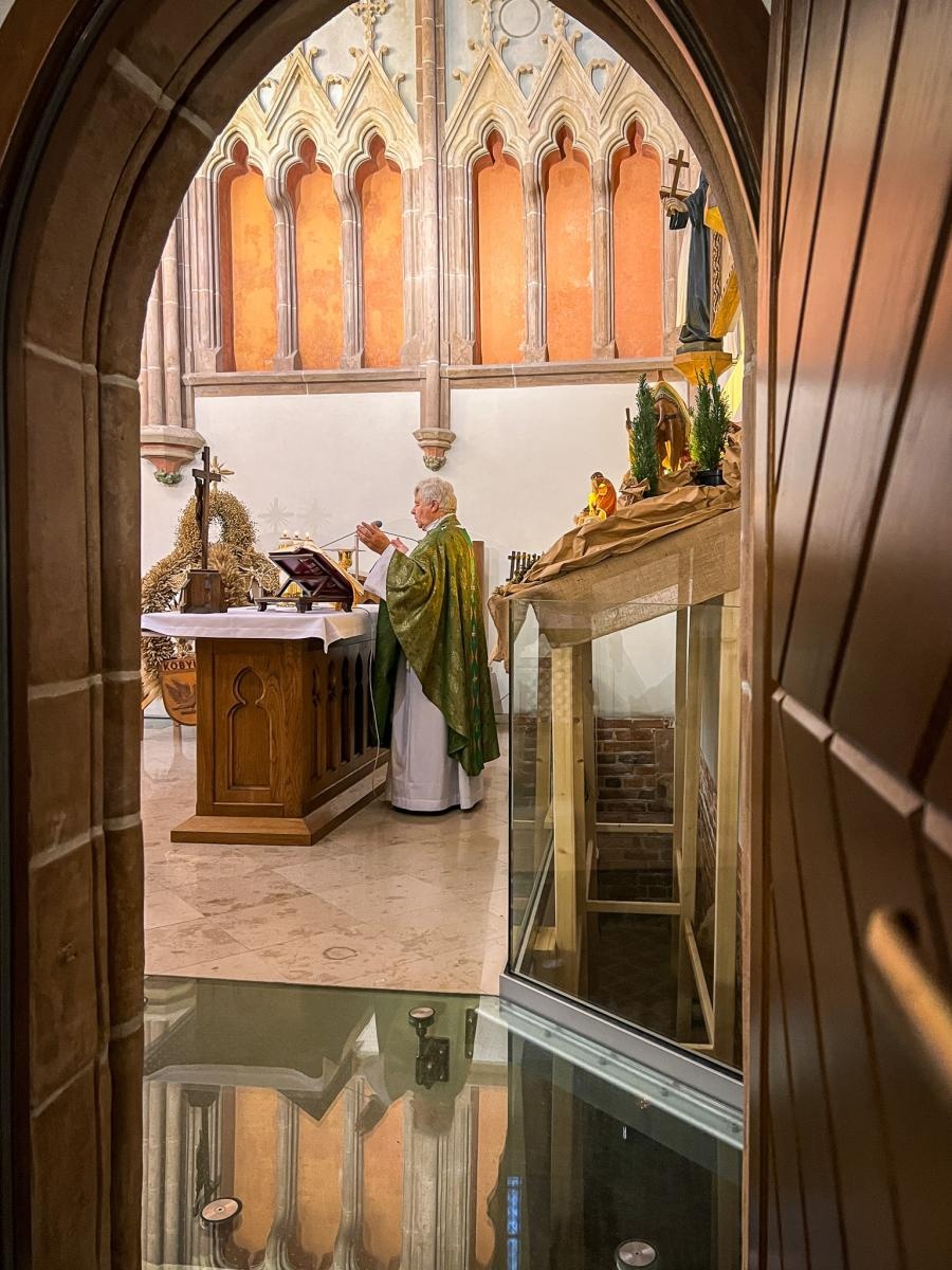 Zdjęcie w galerii na portalu naszraciborz.pl: Pierwsza tegoroczna Msza św. w kaplicy zamkowej i prezentacja animacji o jej historii [WIDEO] wiadomości z regionu