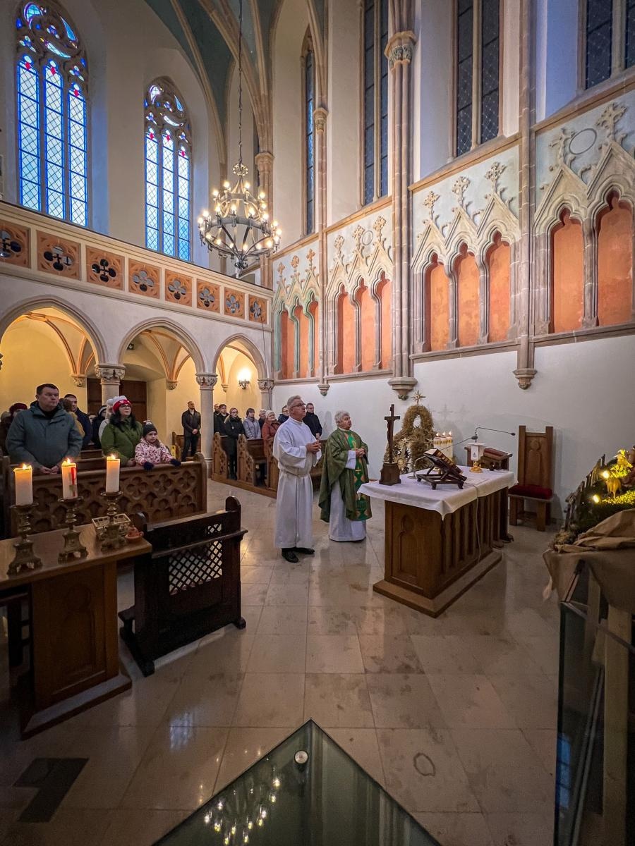 Zdjęcie w galerii na portalu naszraciborz.pl: Pierwsza tegoroczna Msza św. w kaplicy zamkowej i prezentacja animacji o jej historii [WIDEO] wiadomości z regionu