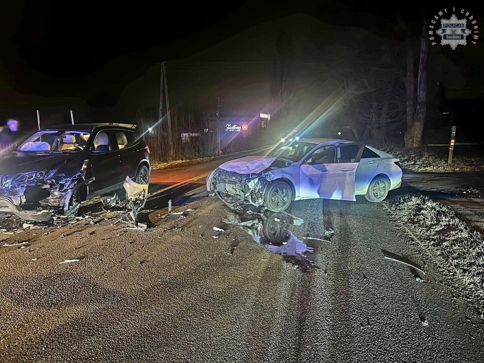 Zdjęcie w galerii na portalu naszraciborz.pl: Groźny wypadek w Rzuchowie. Trzy osoby w szpitalu [FOTO] wiadomości z regionu