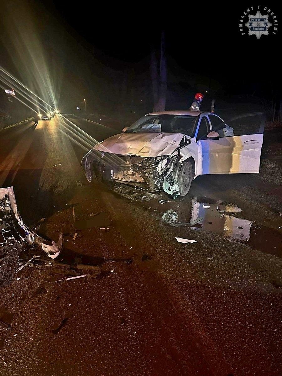 Zdjęcie w galerii na portalu naszraciborz.pl: Groźny wypadek w Rzuchowie. Trzy osoby w szpitalu [FOTO] wiadomości z regionu