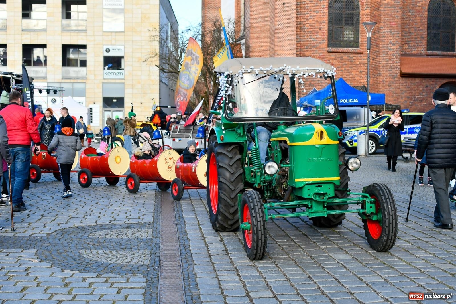 Zdjęcie w galerii na portalu naszraciborz.pl: Atrakcje WOŚP na raciborskim rynku – tłumy mieszkańców wsparły akcję wiadomości z regionu