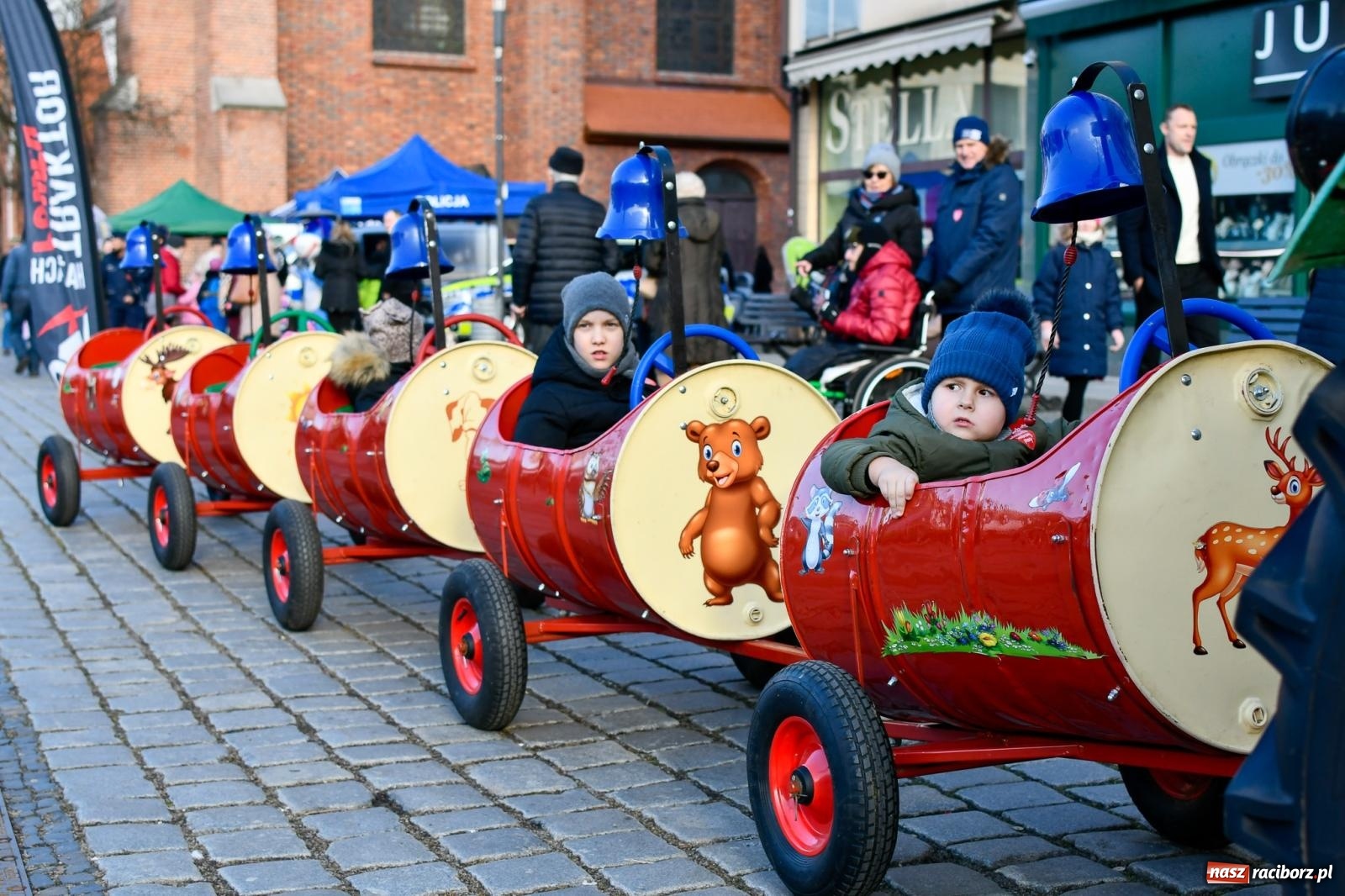 Zdjęcie w galerii na portalu naszraciborz.pl: Atrakcje WOŚP na raciborskim rynku – tłumy mieszkańców wsparły akcję wiadomości z regionu