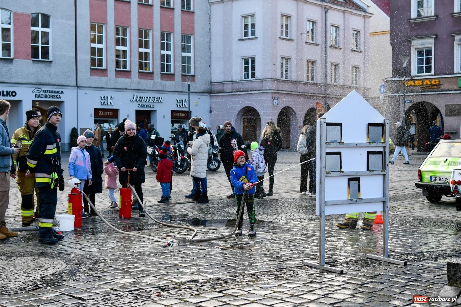 Zdjęcie w galerii na portalu naszraciborz.pl: Atrakcje WOŚP na raciborskim rynku – tłumy mieszkańców wsparły akcję wiadomości z regionu