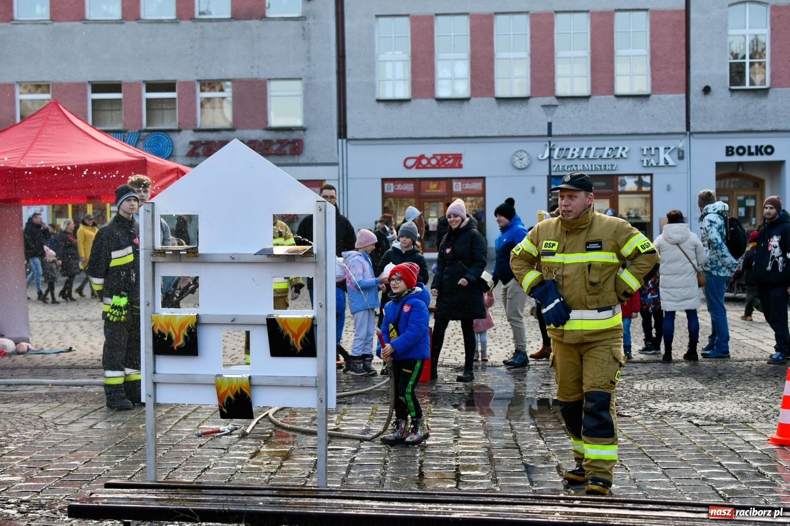 Zdjęcie w galerii na portalu naszraciborz.pl: Atrakcje WOŚP na raciborskim rynku – tłumy mieszkańców wsparły akcję wiadomości z regionu