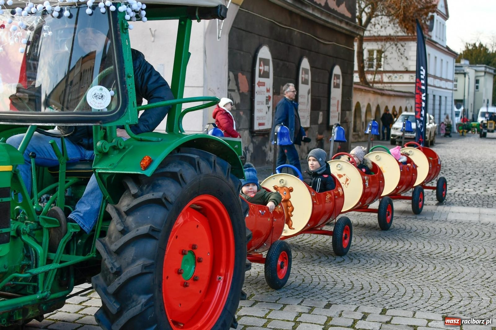 Zdjęcie w galerii na portalu naszraciborz.pl: Atrakcje WOŚP na raciborskim rynku – tłumy mieszkańców wsparły akcję wiadomości z regionu