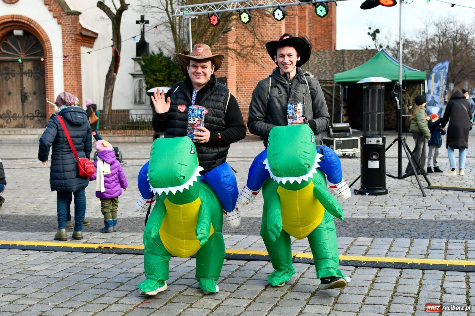 Zdjęcie w galerii na portalu naszraciborz.pl: Atrakcje WOŚP na raciborskim rynku – tłumy mieszkańców wsparły akcję wiadomości z regionu