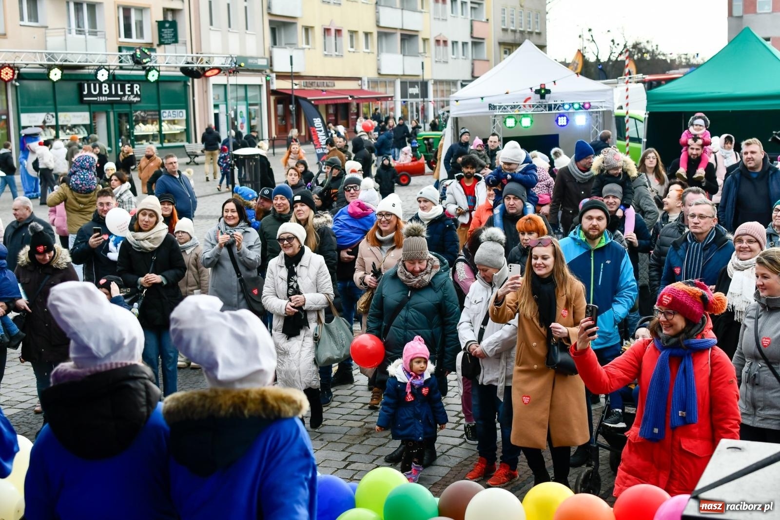 Zdjęcie w galerii na portalu naszraciborz.pl: Atrakcje WOŚP na raciborskim rynku – tłumy mieszkańców wsparły akcję wiadomości z regionu