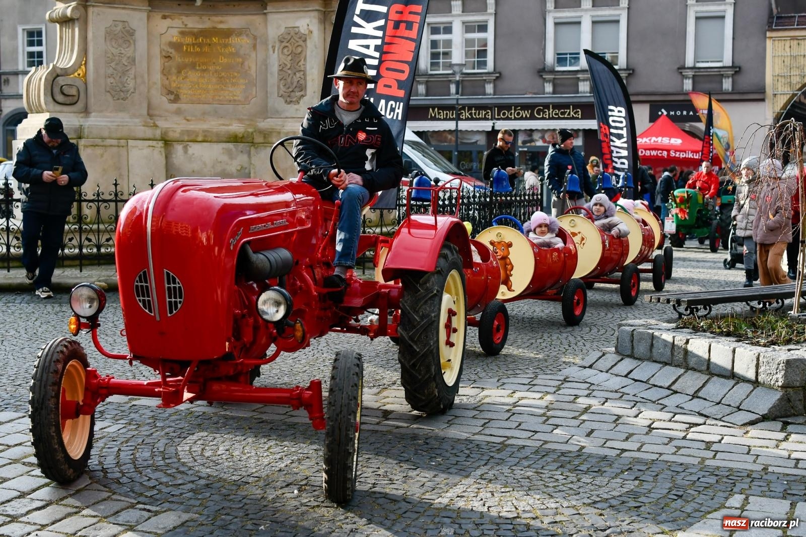 Zdjęcie w galerii na portalu naszraciborz.pl: Atrakcje WOŚP na raciborskim rynku – tłumy mieszkańców wsparły akcję wiadomości z regionu