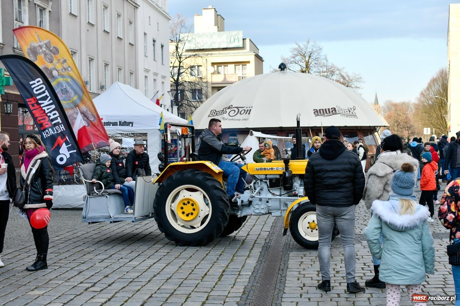 Zdjęcie w galerii na portalu naszraciborz.pl: Atrakcje WOŚP na raciborskim rynku – tłumy mieszkańców wsparły akcję wiadomości z regionu