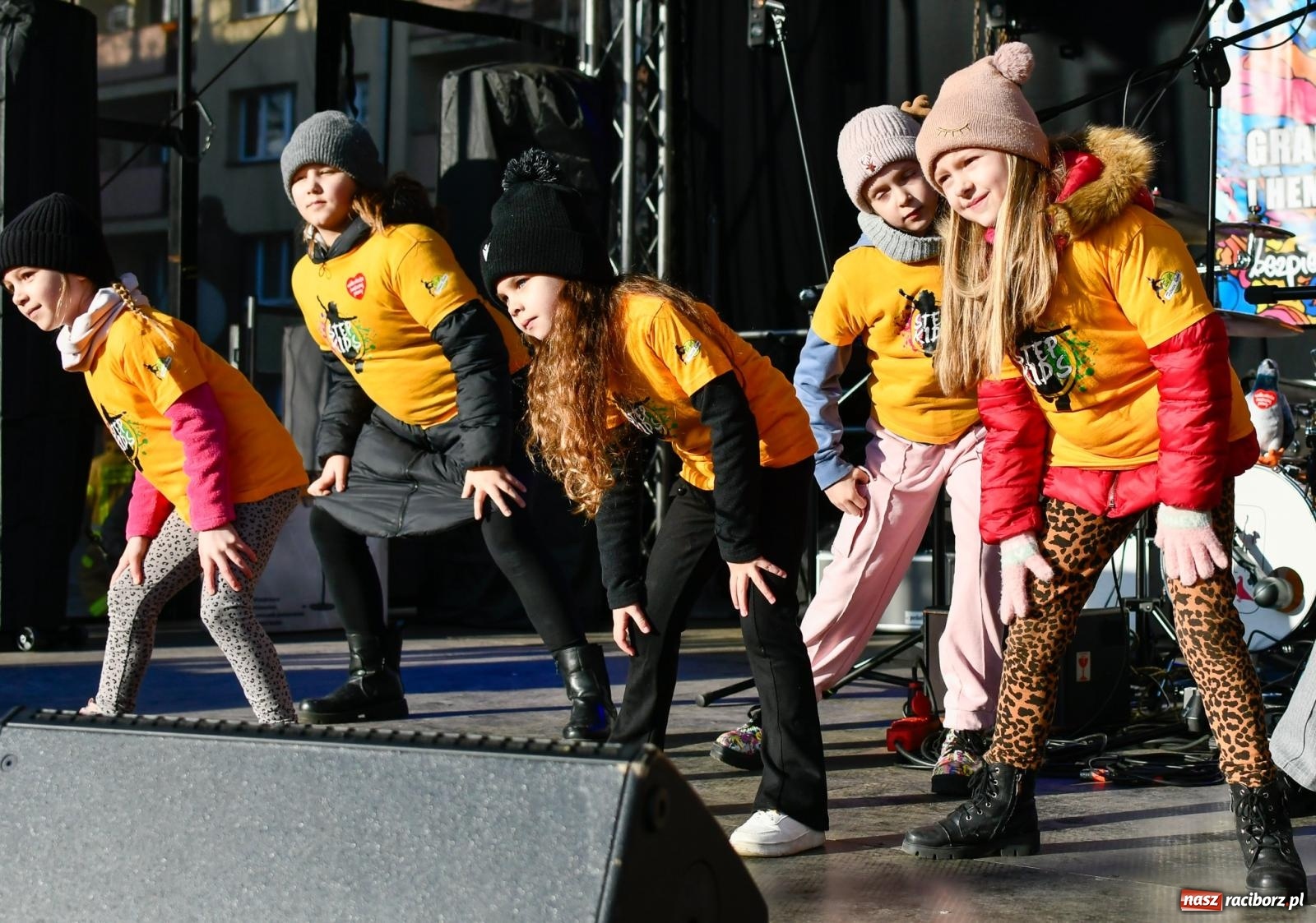 Zdjęcie w galerii na portalu naszraciborz.pl: Atrakcje WOŚP na raciborskim rynku – tłumy mieszkańców wsparły akcję wiadomości z regionu