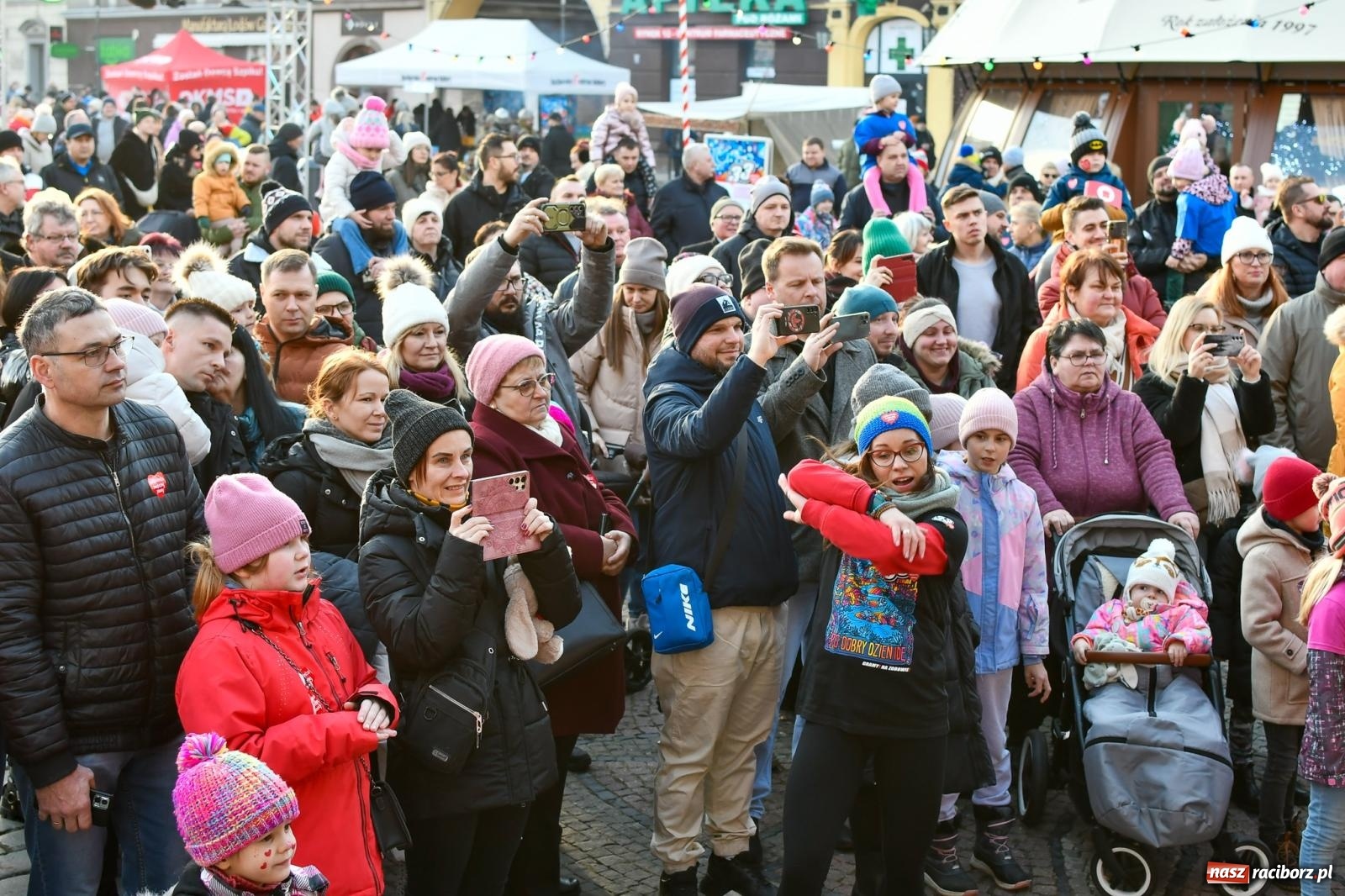 Zdjęcie w galerii na portalu naszraciborz.pl: Atrakcje WOŚP na raciborskim rynku – tłumy mieszkańców wsparły akcję wiadomości z regionu