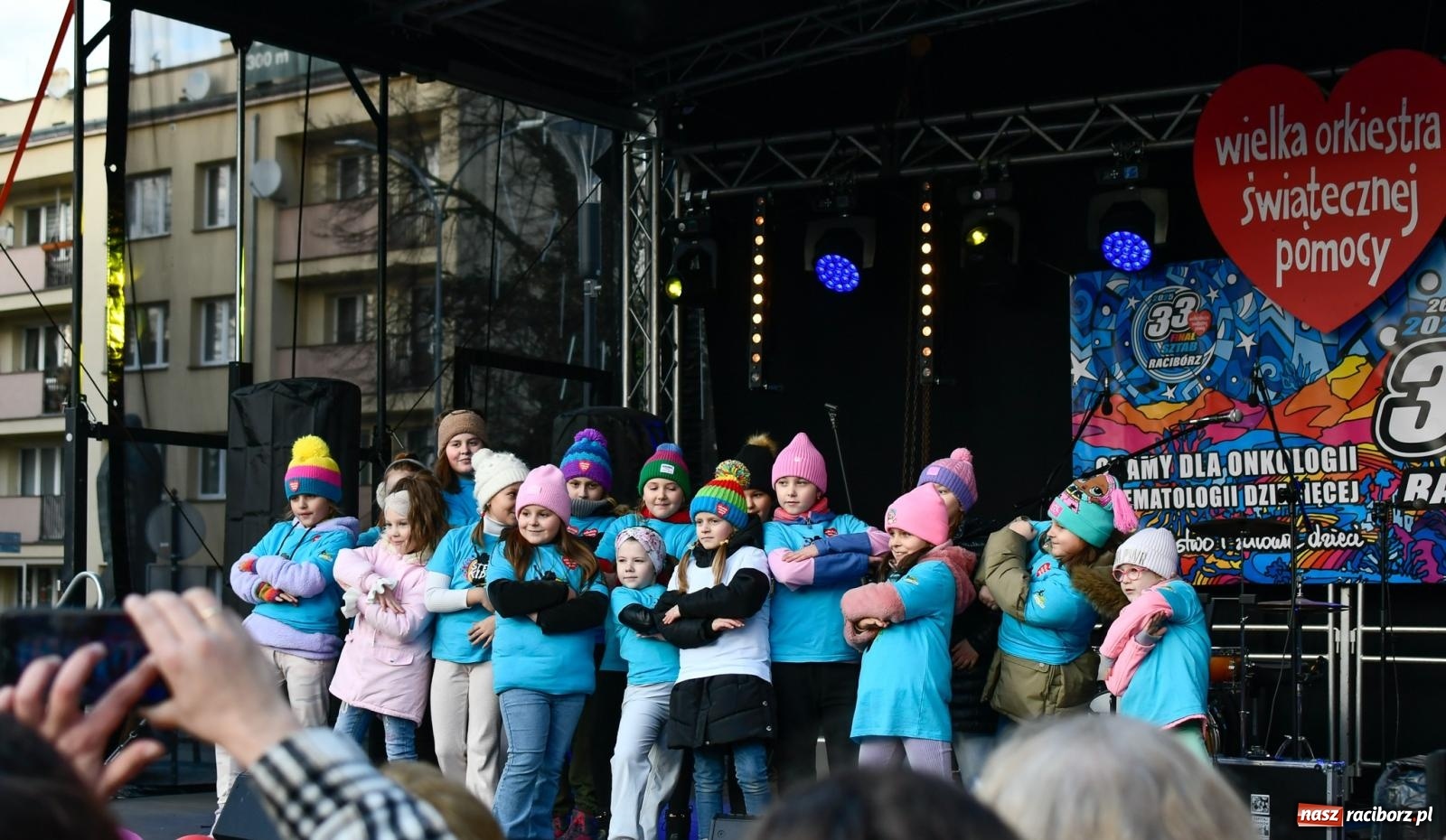 Zdjęcie w galerii na portalu naszraciborz.pl: Atrakcje WOŚP na raciborskim rynku – tłumy mieszkańców wsparły akcję wiadomości z regionu