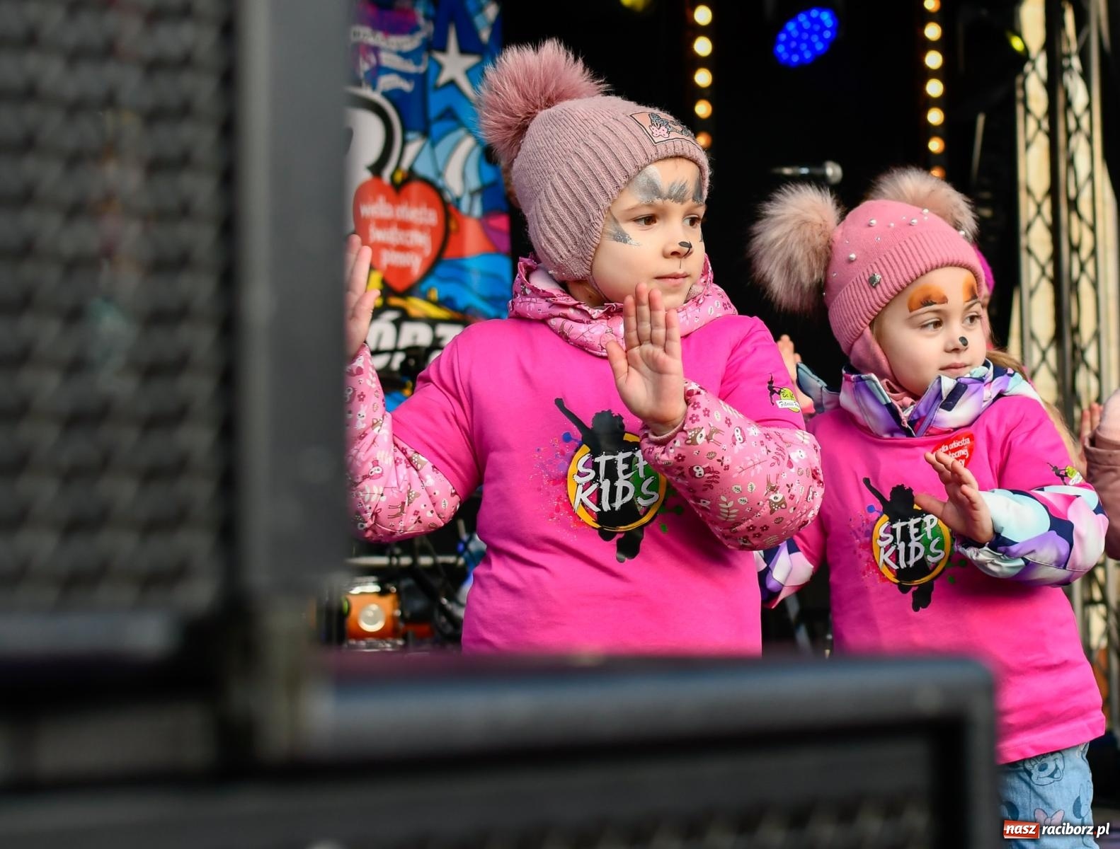 Zdjęcie w galerii na portalu naszraciborz.pl: Atrakcje WOŚP na raciborskim rynku – tłumy mieszkańców wsparły akcję wiadomości z regionu