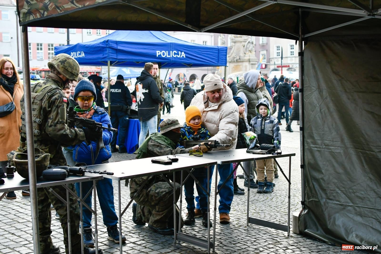 Zdjęcie w galerii na portalu naszraciborz.pl: Atrakcje WOŚP na raciborskim rynku – tłumy mieszkańców wsparły akcję wiadomości z regionu