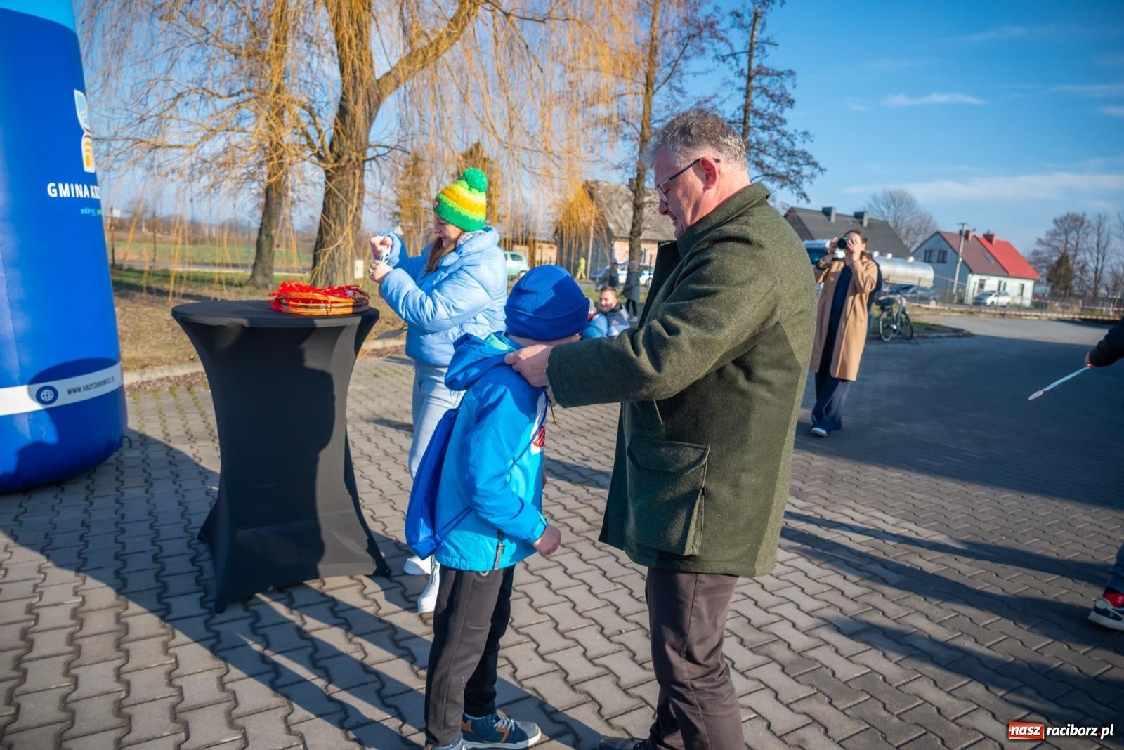Zdjęcie w galerii na portalu naszraciborz.pl: W Roszkowie pobiegli dla WOŚP [FOTO i WIDEO] wiadomości z regionu