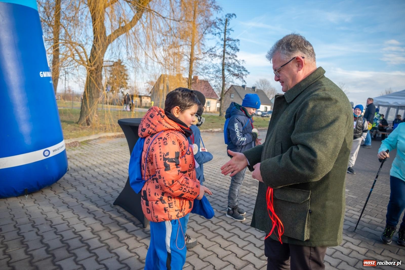 Zdjęcie w galerii na portalu naszraciborz.pl: W Roszkowie pobiegli dla WOŚP [FOTO i WIDEO] wiadomości z regionu