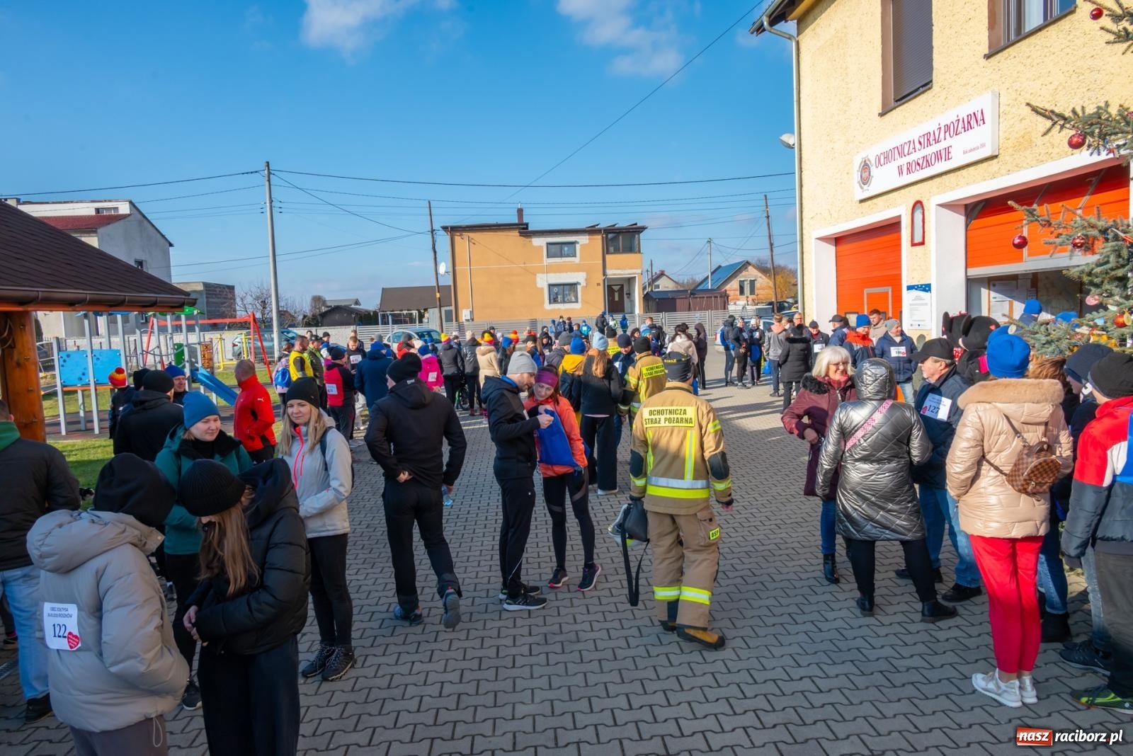 Zdjęcie w galerii na portalu naszraciborz.pl: W Roszkowie pobiegli dla WOŚP [FOTO i WIDEO] wiadomości z regionu