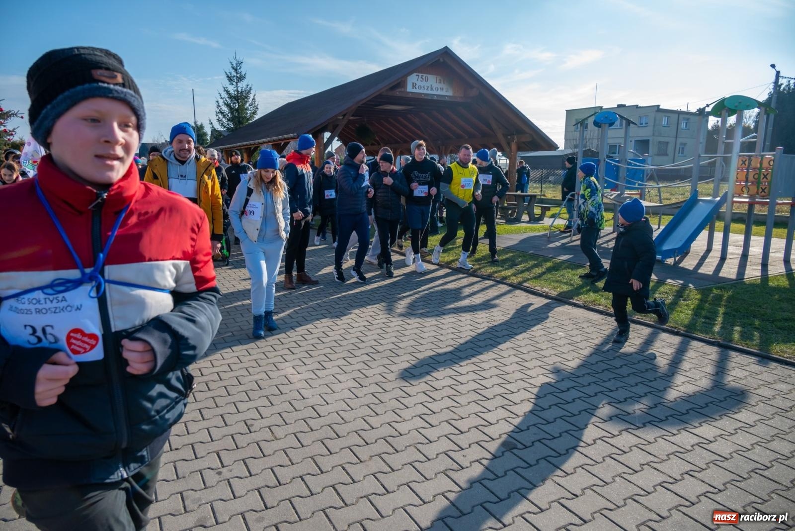 Zdjęcie w galerii na portalu naszraciborz.pl: W Roszkowie pobiegli dla WOŚP [FOTO i WIDEO] wiadomości z regionu