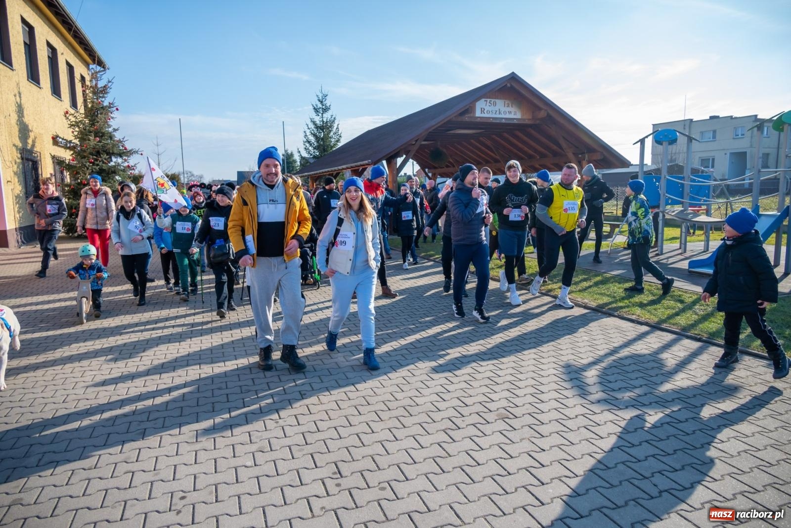 Zdjęcie w galerii na portalu naszraciborz.pl: W Roszkowie pobiegli dla WOŚP [FOTO i WIDEO] wiadomości z regionu