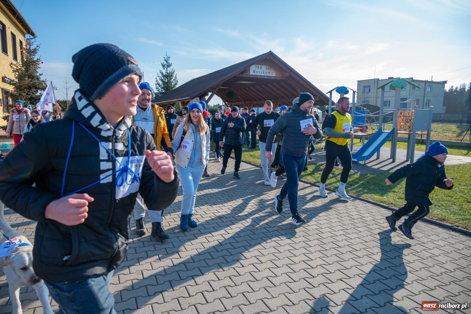 Zdjęcie w galerii na portalu naszraciborz.pl: W Roszkowie pobiegli dla WOŚP [FOTO i WIDEO] wiadomości z regionu