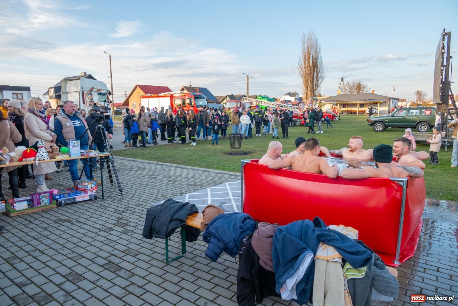 Zdjęcie w galerii na portalu naszraciborz.pl: W Zabełkowie Wielka Orkiestra Świątecznej Pomocy uczyła pomagania wiadomości z regionu
