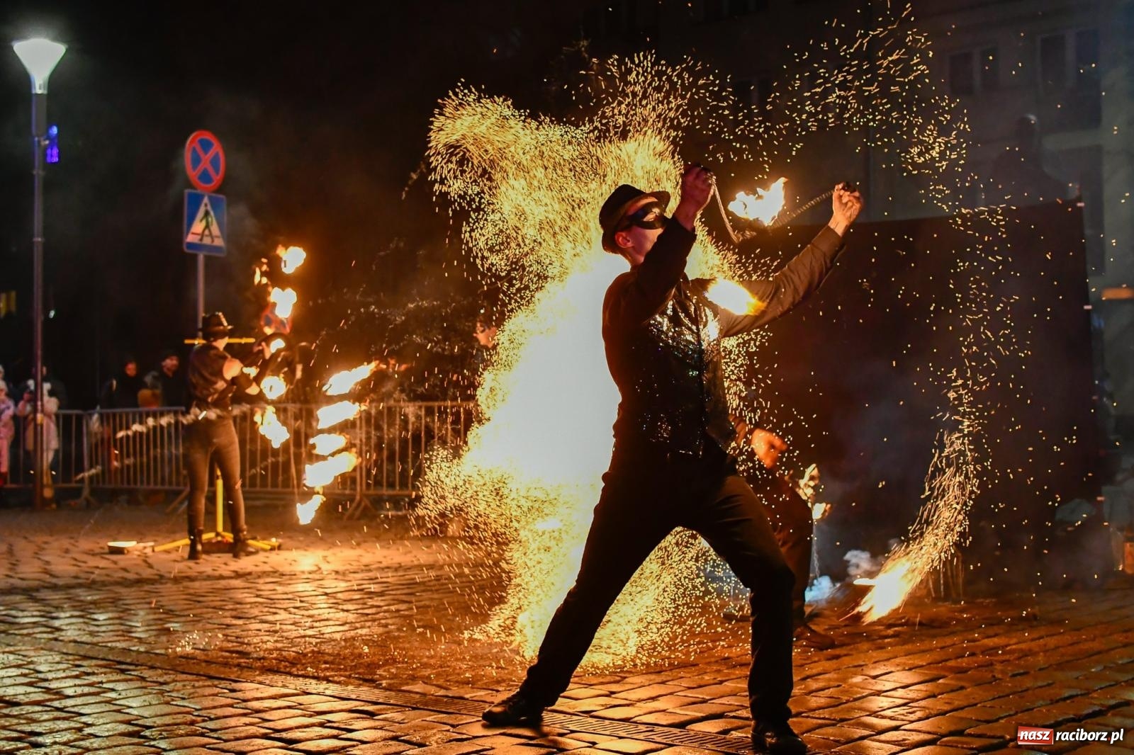 Zdjęcie w galerii na portalu naszraciborz.pl: Enigma z Zawiercia zachwyciła na Raciborskim Finale WOŚP [FOTO i WIDEO] wiadomości z regionu