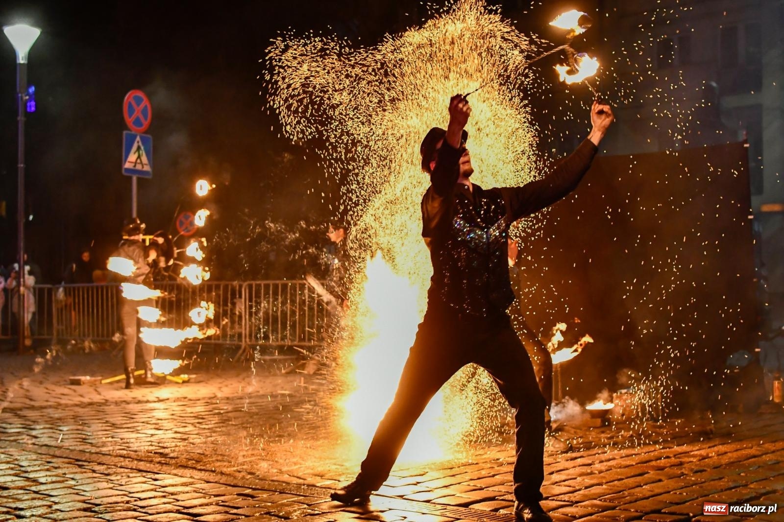 Zdjęcie w galerii na portalu naszraciborz.pl: Enigma z Zawiercia zachwyciła na Raciborskim Finale WOŚP [FOTO i WIDEO] wiadomości z regionu