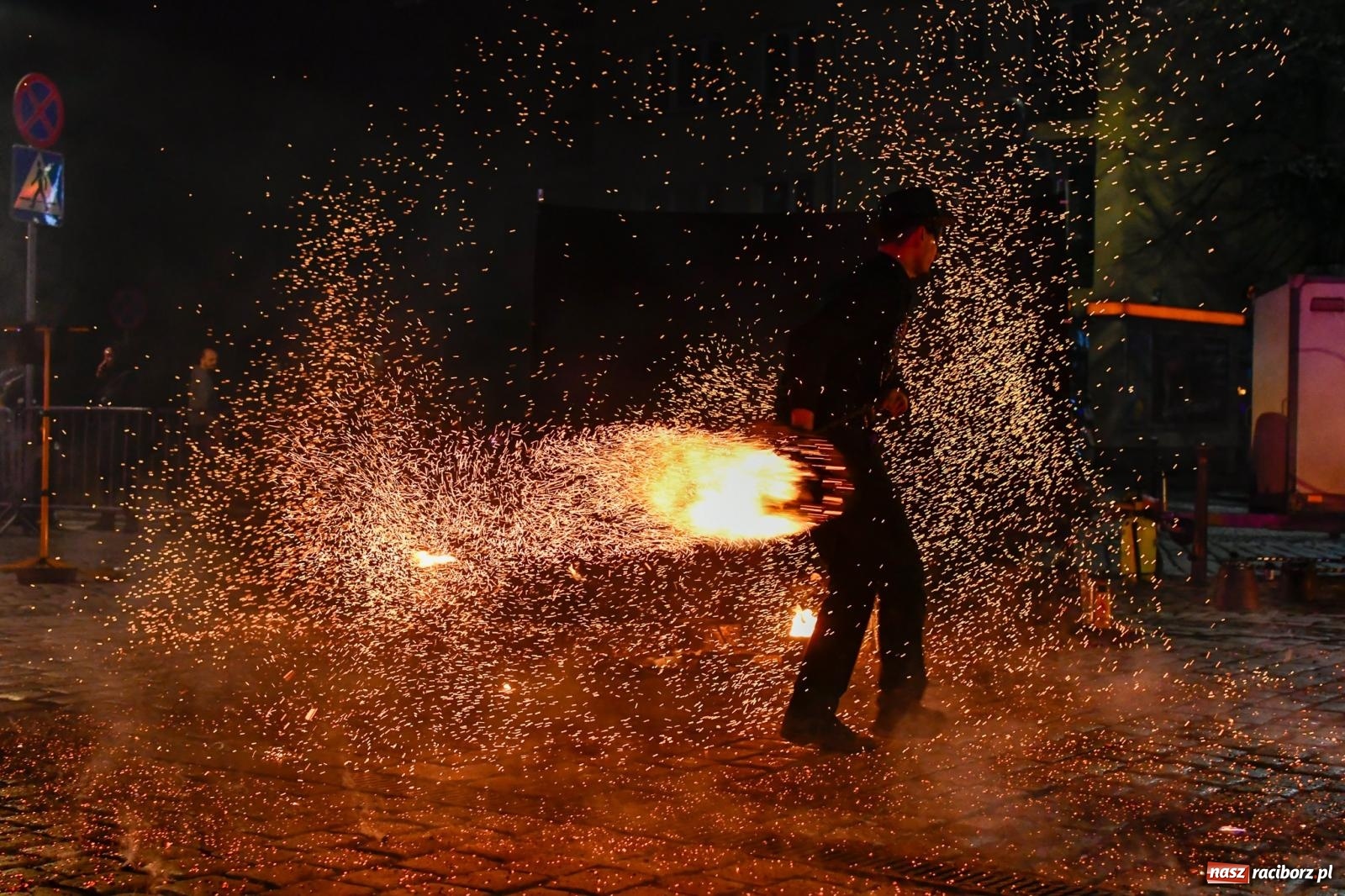 Zdjęcie w galerii na portalu naszraciborz.pl: Enigma z Zawiercia zachwyciła na Raciborskim Finale WOŚP [FOTO i WIDEO] wiadomości z regionu