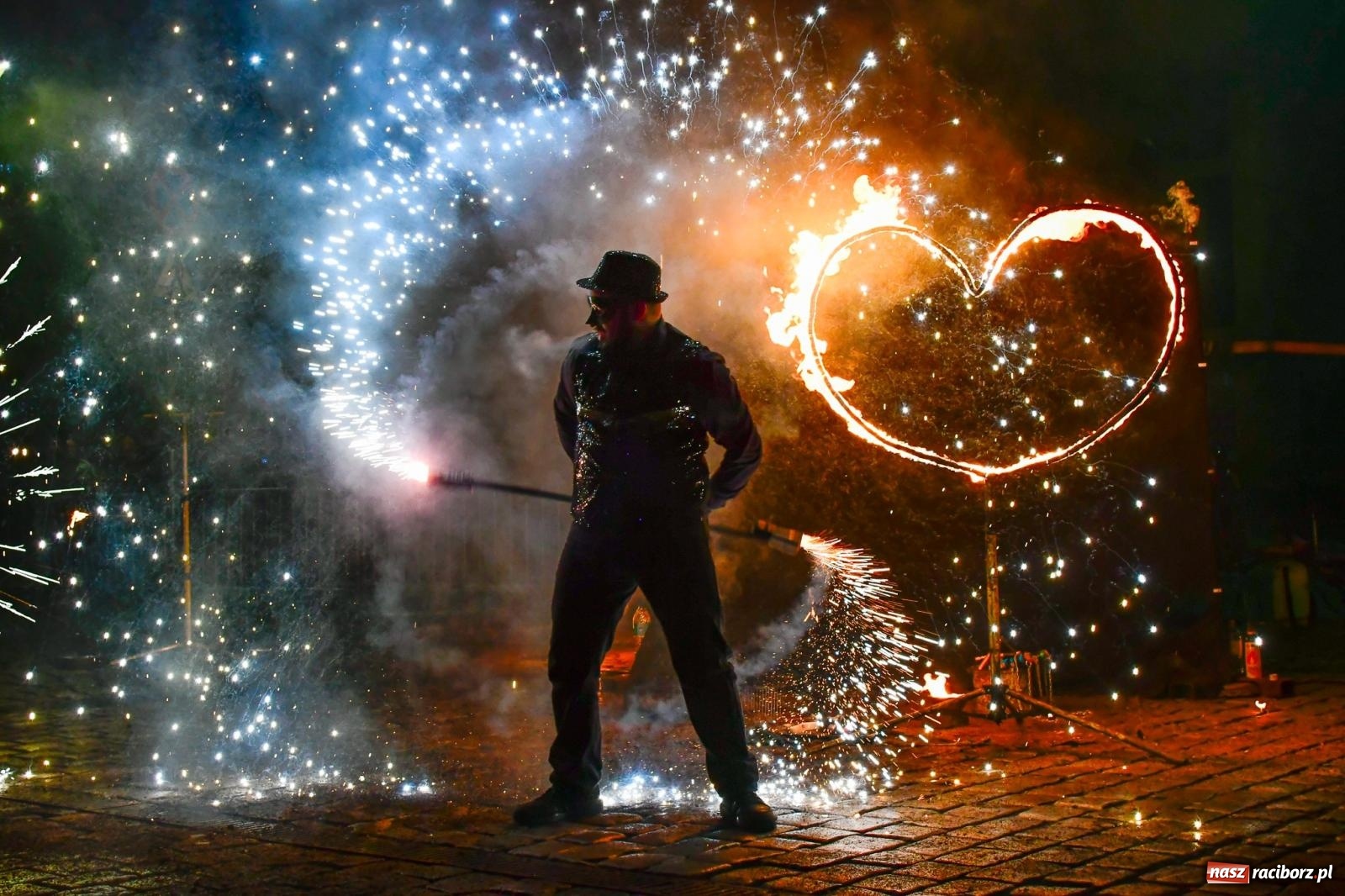Zdjęcie w galerii na portalu naszraciborz.pl: Enigma z Zawiercia zachwyciła na Raciborskim Finale WOŚP [FOTO i WIDEO] wiadomości z regionu