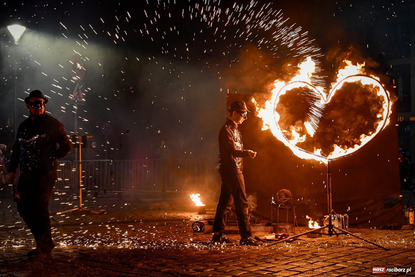 Zdjęcie w galerii na portalu naszraciborz.pl: Enigma z Zawiercia zachwyciła na Raciborskim Finale WOŚP [FOTO i WIDEO] wiadomości z regionu