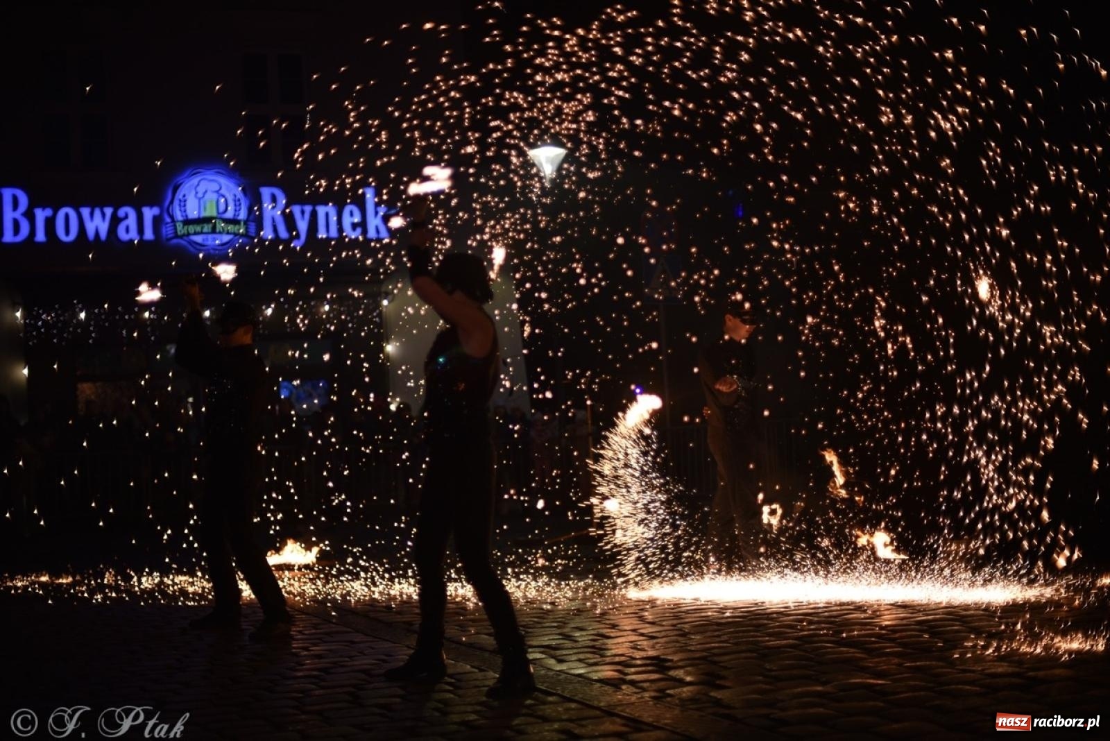 Zdjęcie w galerii na portalu naszraciborz.pl: Enigma z Zawiercia zachwyciła na Raciborskim Finale WOŚP [FOTO i WIDEO] wiadomości z regionu