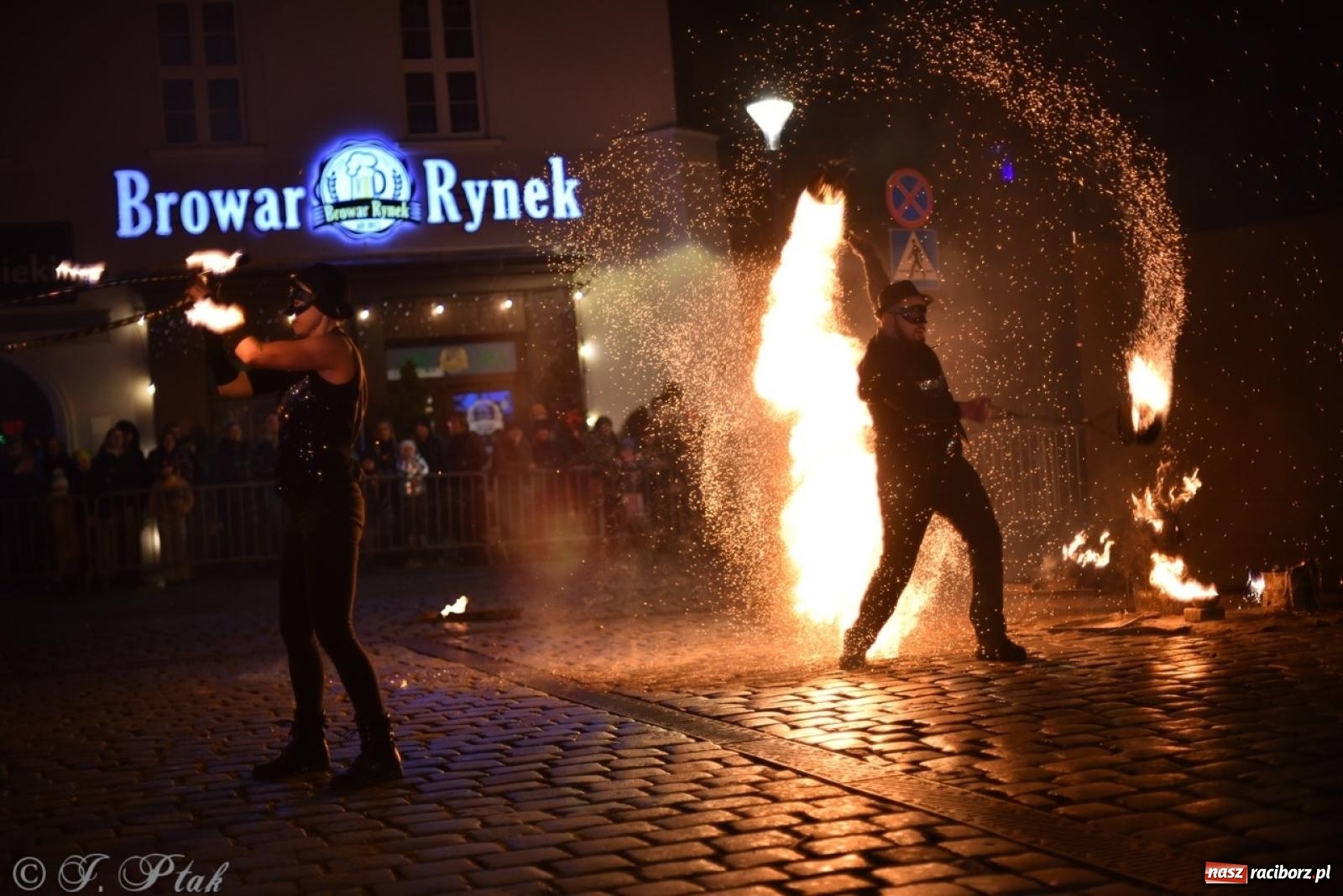 Zdjęcie w galerii na portalu naszraciborz.pl: Enigma z Zawiercia zachwyciła na Raciborskim Finale WOŚP [FOTO i WIDEO] wiadomości z regionu