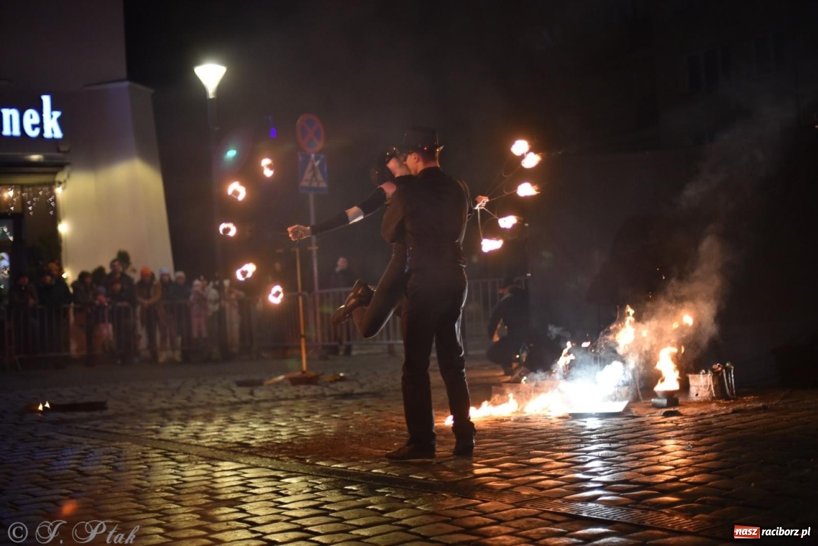 Zdjęcie w galerii na portalu naszraciborz.pl: Enigma z Zawiercia zachwyciła na Raciborskim Finale WOŚP [FOTO i WIDEO] wiadomości z regionu