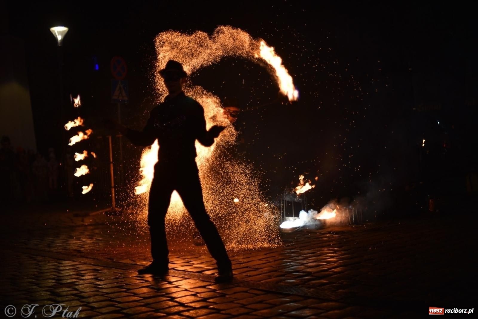 Zdjęcie w galerii na portalu naszraciborz.pl: Enigma z Zawiercia zachwyciła na Raciborskim Finale WOŚP [FOTO i WIDEO] wiadomości z regionu