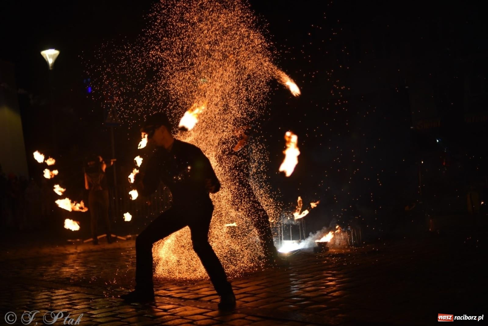 Zdjęcie w galerii na portalu naszraciborz.pl: Enigma z Zawiercia zachwyciła na Raciborskim Finale WOŚP [FOTO i WIDEO] wiadomości z regionu