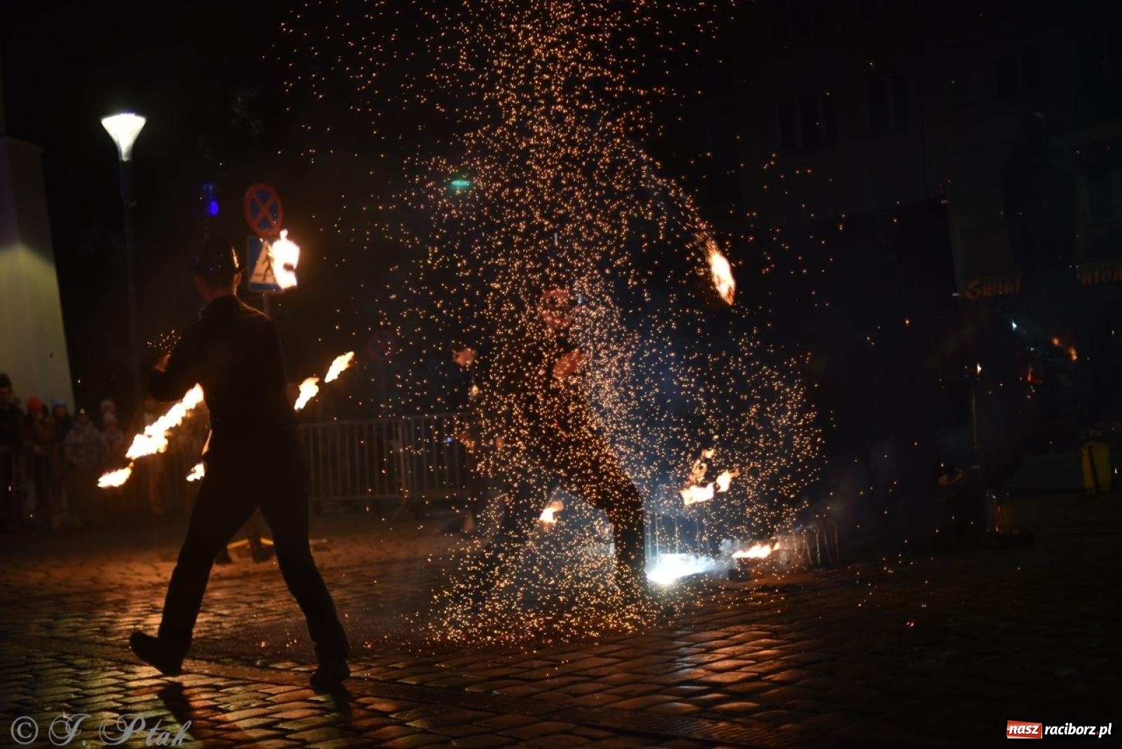 Zdjęcie w galerii na portalu naszraciborz.pl: Enigma z Zawiercia zachwyciła na Raciborskim Finale WOŚP [FOTO i WIDEO] wiadomości z regionu
