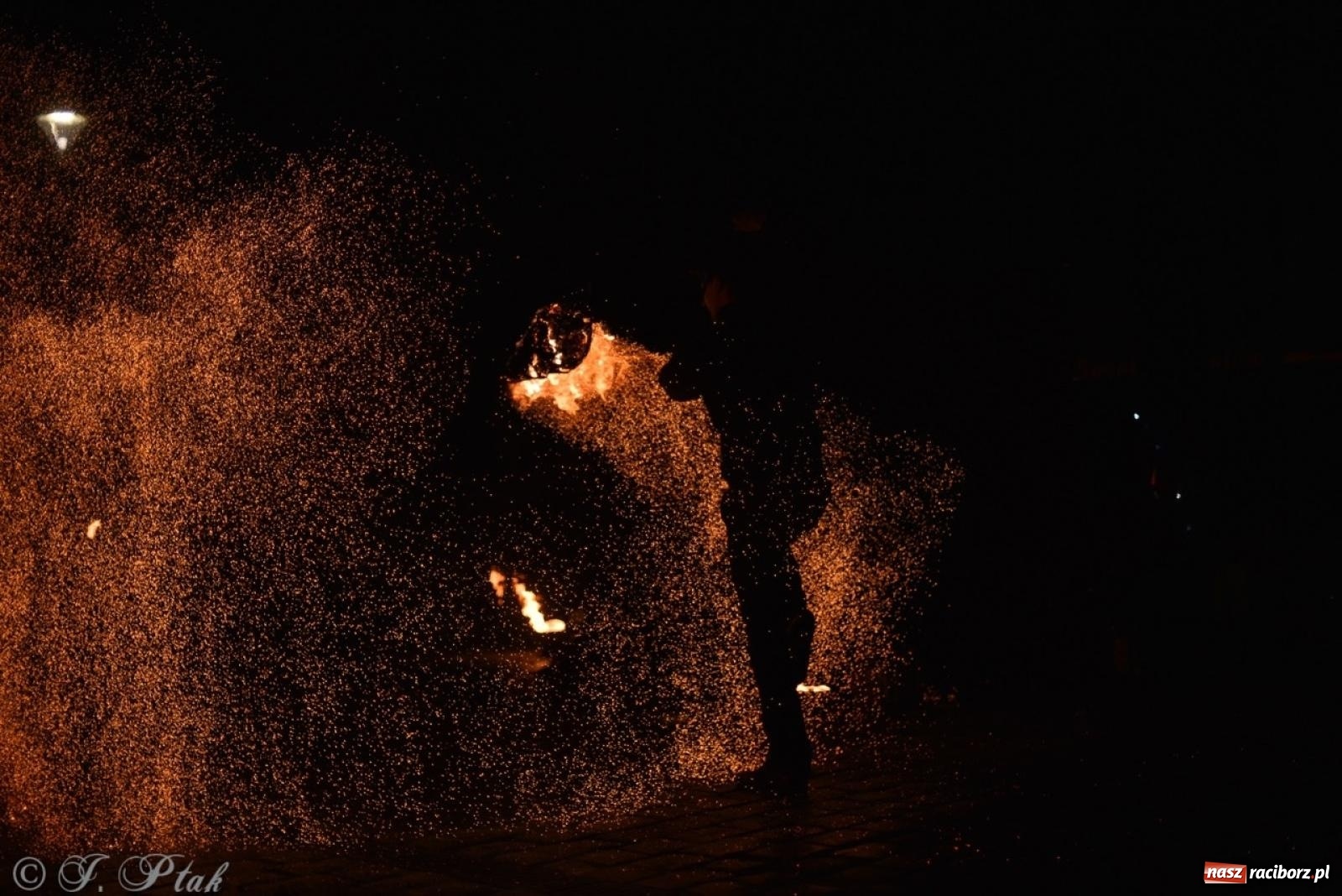Zdjęcie w galerii na portalu naszraciborz.pl: Enigma z Zawiercia zachwyciła na Raciborskim Finale WOŚP [FOTO i WIDEO] wiadomości z regionu