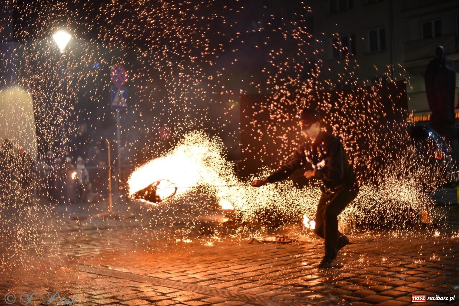 Zdjęcie w galerii na portalu naszraciborz.pl: Enigma z Zawiercia zachwyciła na Raciborskim Finale WOŚP [FOTO i WIDEO] wiadomości z regionu