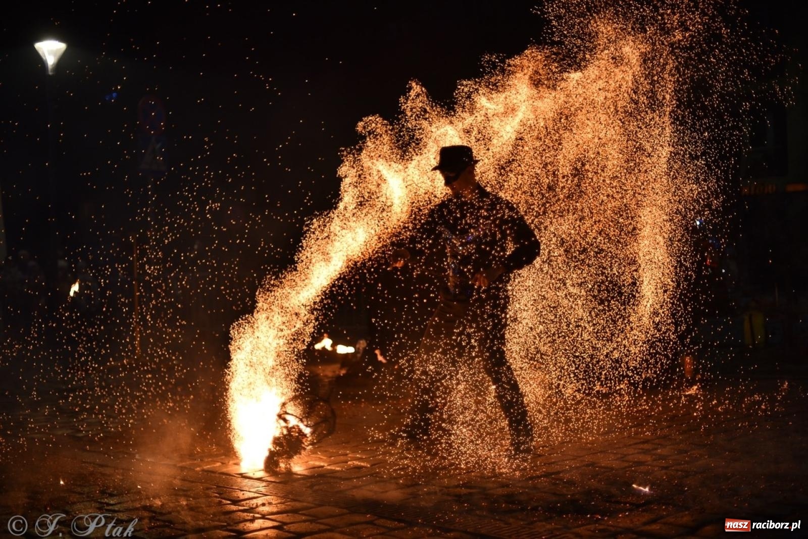 Zdjęcie w galerii na portalu naszraciborz.pl: Enigma z Zawiercia zachwyciła na Raciborskim Finale WOŚP [FOTO i WIDEO] wiadomości z regionu