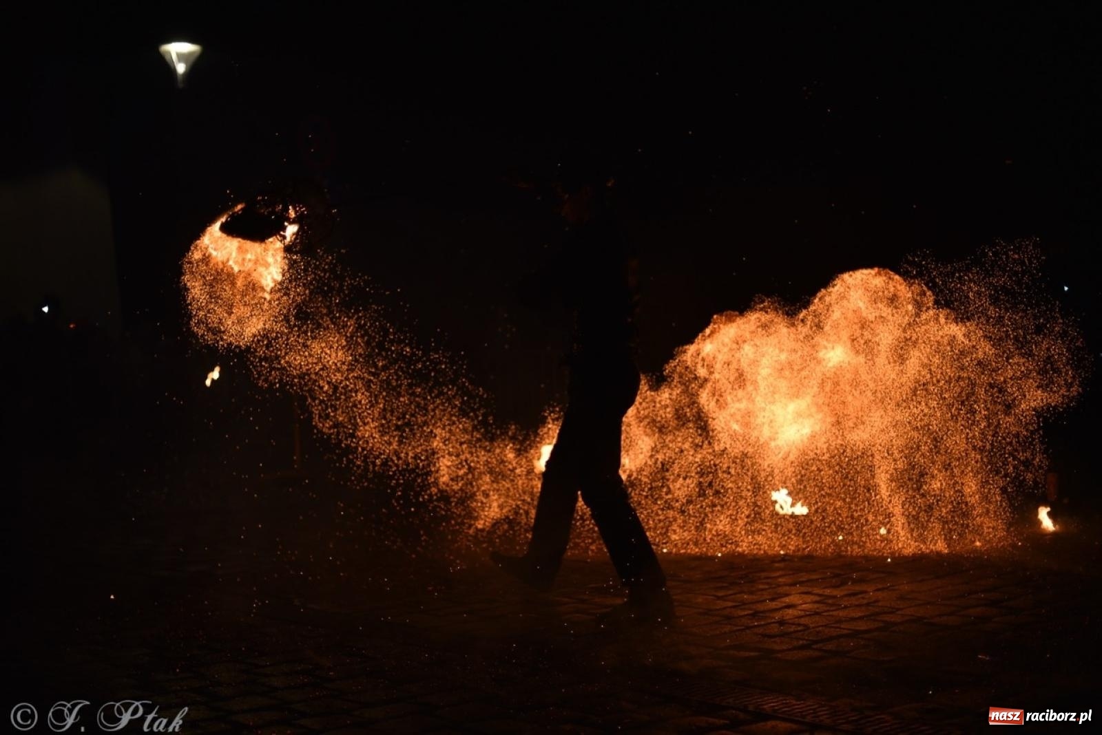 Zdjęcie w galerii na portalu naszraciborz.pl: Enigma z Zawiercia zachwyciła na Raciborskim Finale WOŚP [FOTO i WIDEO] wiadomości z regionu