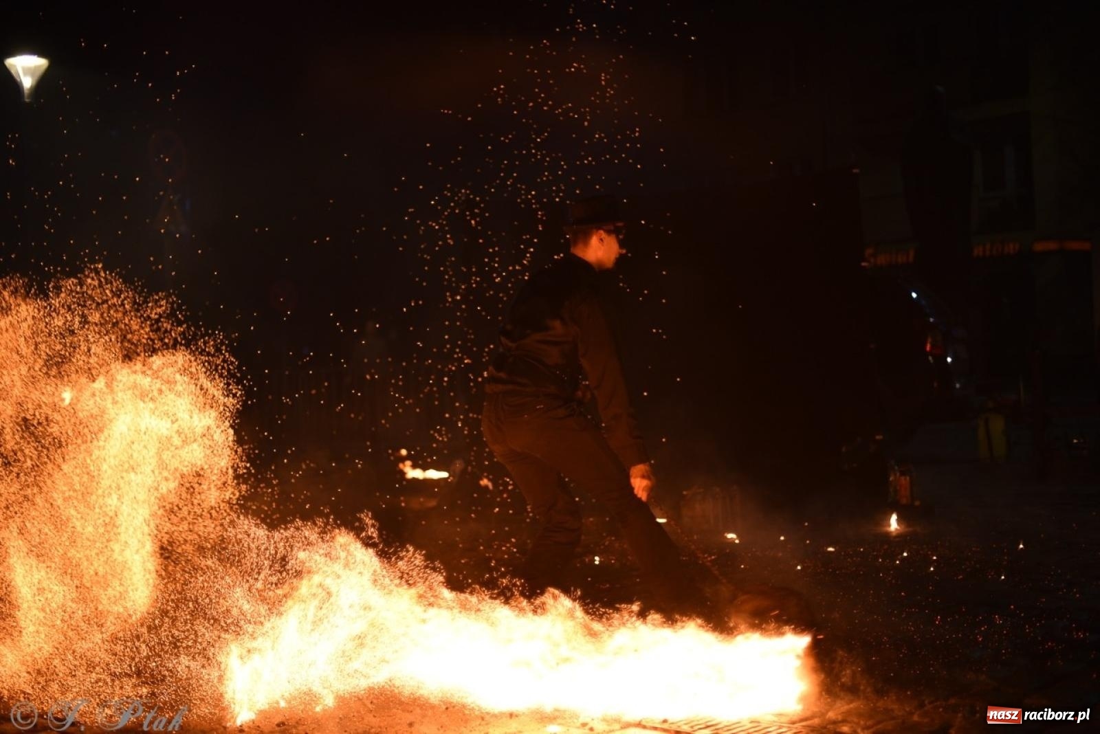 Zdjęcie w galerii na portalu naszraciborz.pl: Enigma z Zawiercia zachwyciła na Raciborskim Finale WOŚP [FOTO i WIDEO] wiadomości z regionu
