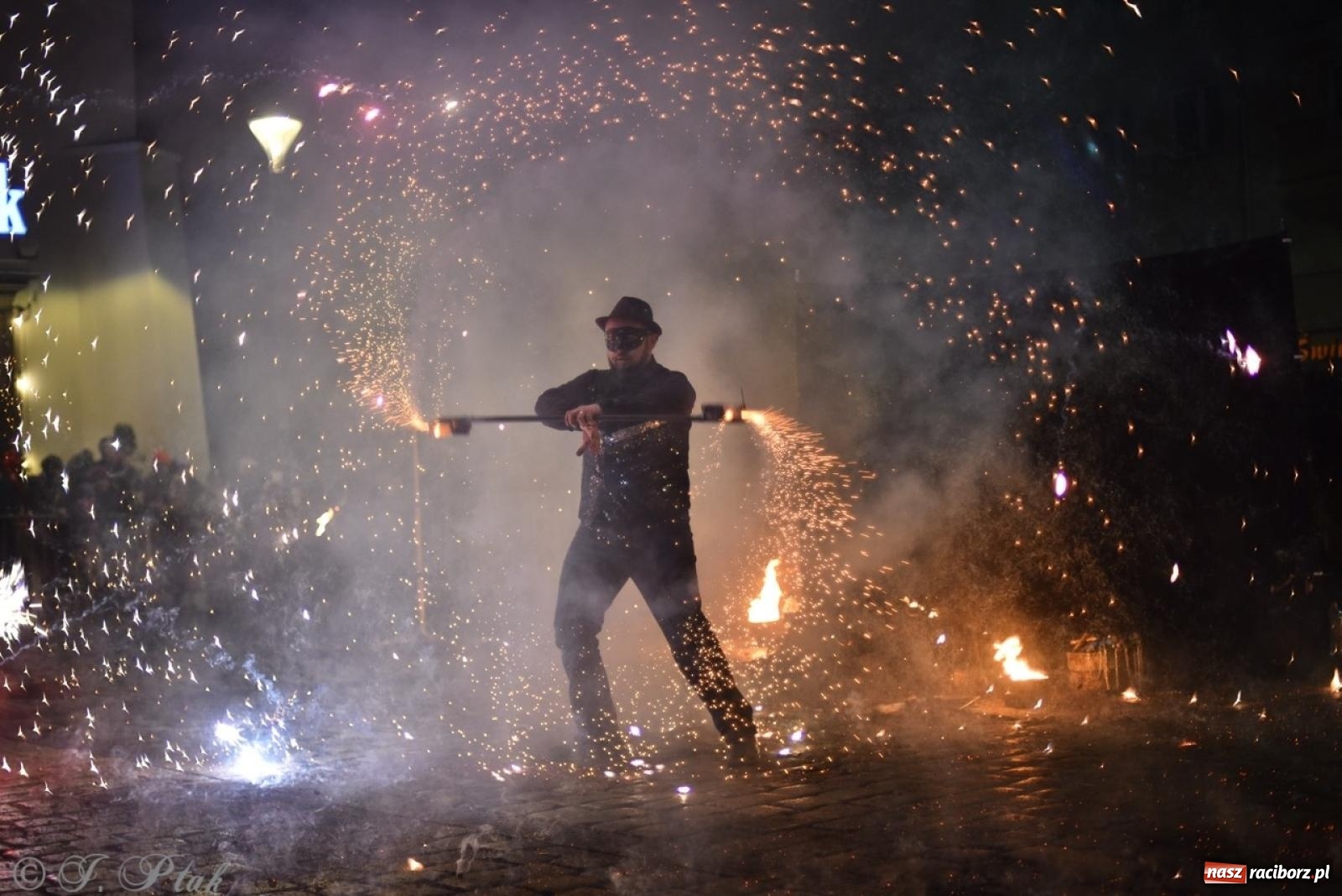 Zdjęcie w galerii na portalu naszraciborz.pl: Enigma z Zawiercia zachwyciła na Raciborskim Finale WOŚP [FOTO i WIDEO] wiadomości z regionu