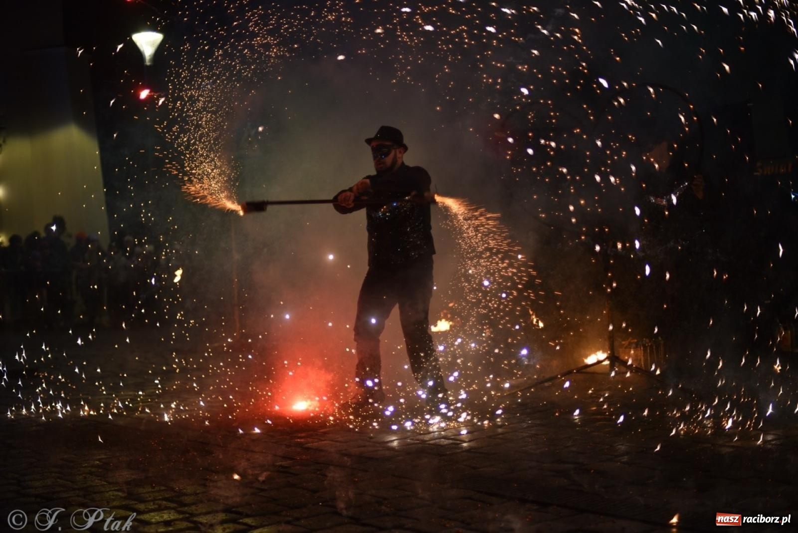 Zdjęcie w galerii na portalu naszraciborz.pl: Enigma z Zawiercia zachwyciła na Raciborskim Finale WOŚP [FOTO i WIDEO] wiadomości z regionu