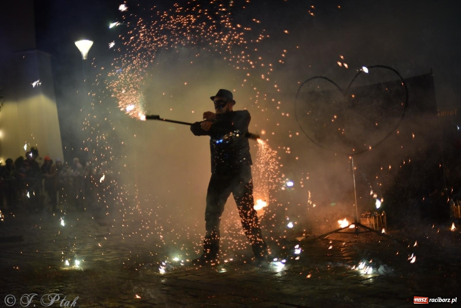 Zdjęcie w galerii na portalu naszraciborz.pl: Enigma z Zawiercia zachwyciła na Raciborskim Finale WOŚP [FOTO i WIDEO] wiadomości z regionu